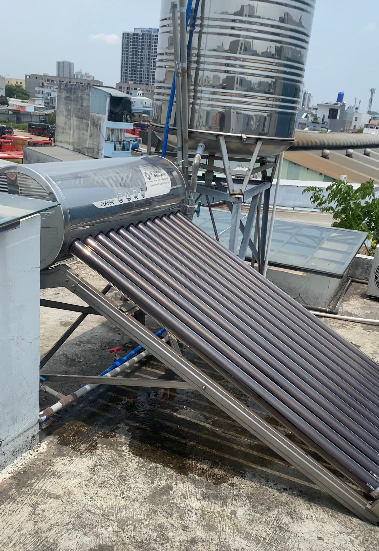Sau khi hoàn thành sửa bình nóng lạnh năng lượng mặt trời Tân Á Đại Thành tại TPHCM — thợ Dương Oai