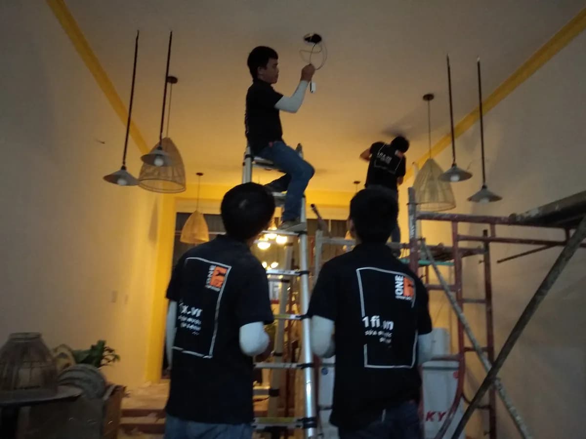 Đội thợ 1Fix thi công lắp hệ thống đèn chiếu sáng cho nhà hàng tại TPHCM
