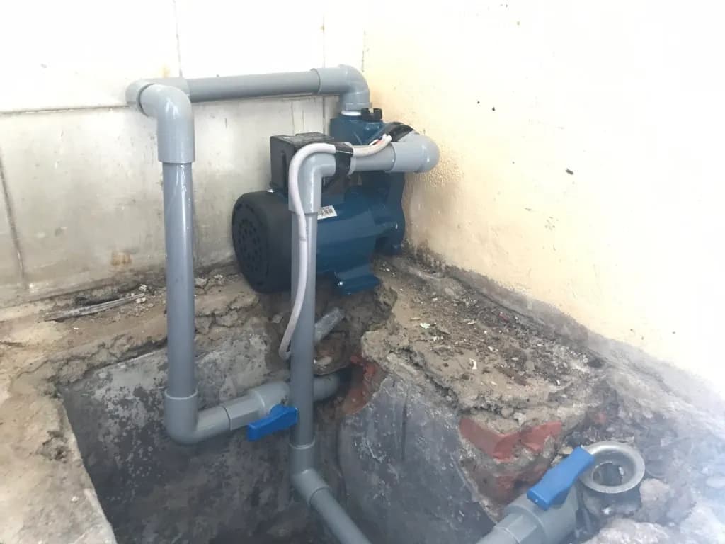 Kỹ thuật viên 1Fix đảm bảo lắp máy bơm đúng quy trình chuyên môn, tuân thủ nghiêm ngặt tiêu chuẩn an toàn.