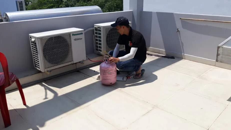 Kỹ thuật viên 1Fix đang bơm gas máy lạnh tại Quận 9