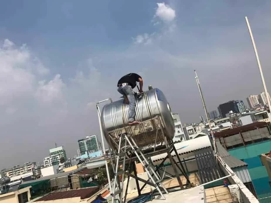 Thợ 1Fix đang lắp bồn nước inox trên sân thượng