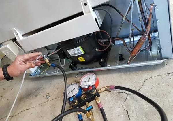Thợ 1Fix đang kiểm tra hệ thống gas và áp suất tủ lạnh