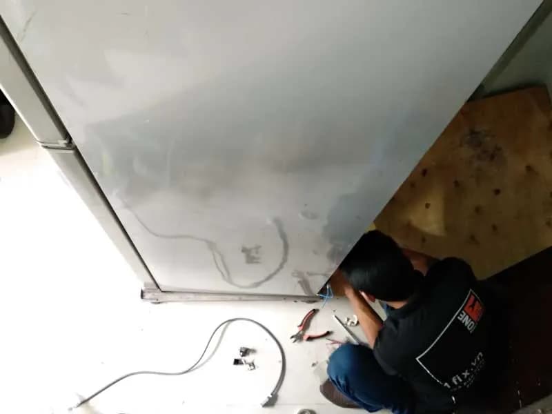 Kỹ thuật viên 1Fix kiểm tra và sửa board mạch tủ lạnh