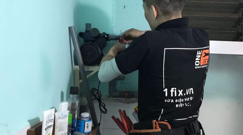 Thợ 1Fix đang khảo sát và xác định vị trí lắp bơm tăng áp tối ưu cho khách hàng tại TPHCM.