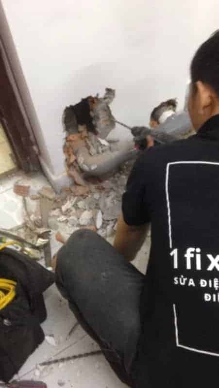 Tiến hành đục tường cẩn thận để tiếp cận và sửa chữa đường ống nước bị hỏng