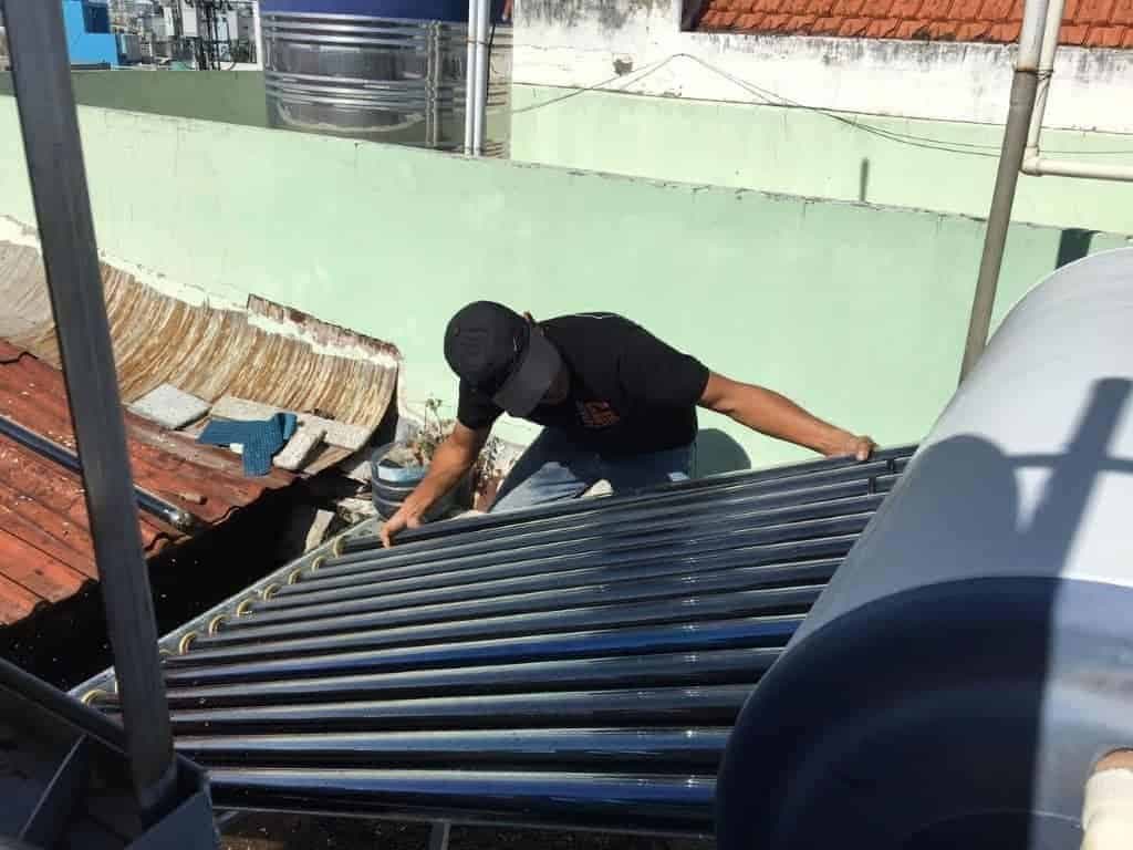 Lắp đặt máy nước nóng năng lượng mặt trời mới đúng kỹ thuật tại TPHCM.