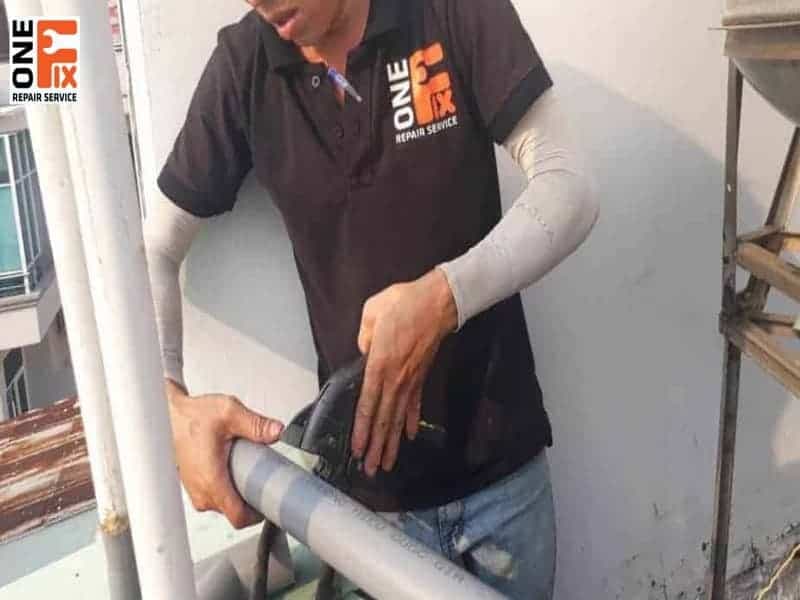 Thợ 1Fix kiểm tra và sửa chữa hệ thống ống nước tại nhà khách hàng Quận 7.