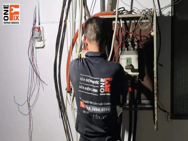 Ngoài sửa ống nước, 1Fix còn cung cấp dịch vụ sửa điện chuyên nghiệp tại Quận 7.
