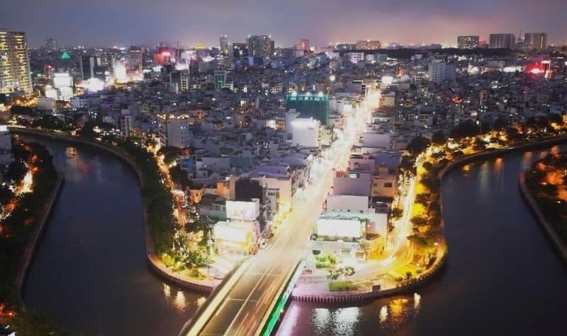 Thợ 1Fix đang kiểm tra hệ thống điện tại một gia đình ở quận Phú Nhuận