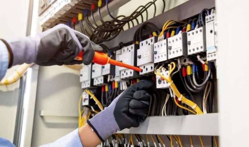 Thợ điện 1Fix tiến hành sửa chữa, lắp đặt thiết bị điện tại nhà khách hàng ở Phú Nhuận