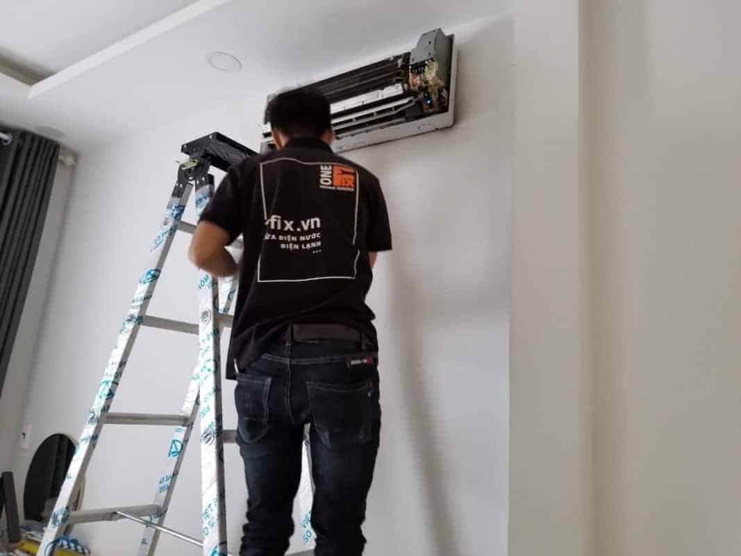 Thợ 1Fix đang kiểm tra và vệ sinh dàn nóng máy lạnh Electrolux tại TPHCM