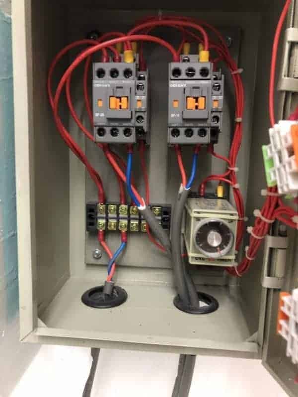 Thợ điện 1Fix đang kiểm tra hệ thống aptomat phức tạp trong tủ điện.