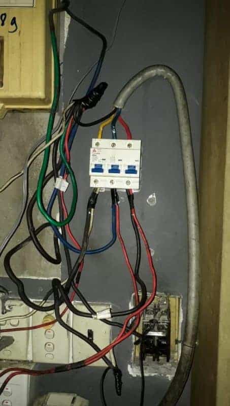 Hình ảnh cận cảnh một chiếc aptomat bị cháy xém do quá tải hoặc đấu nối lỏng lẻo.