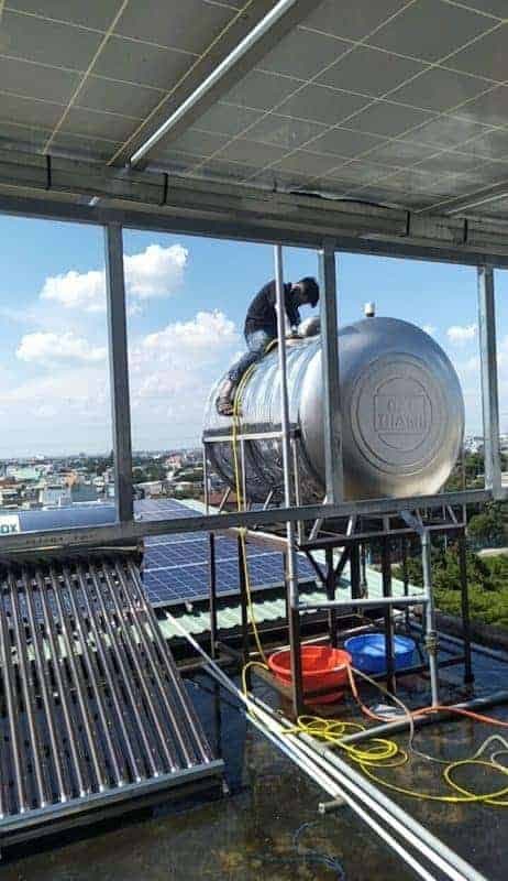 Thợ 1Fix tiến hành sửa chữa, thay thế linh kiện cho bồn nước tại nhà khách hàng.