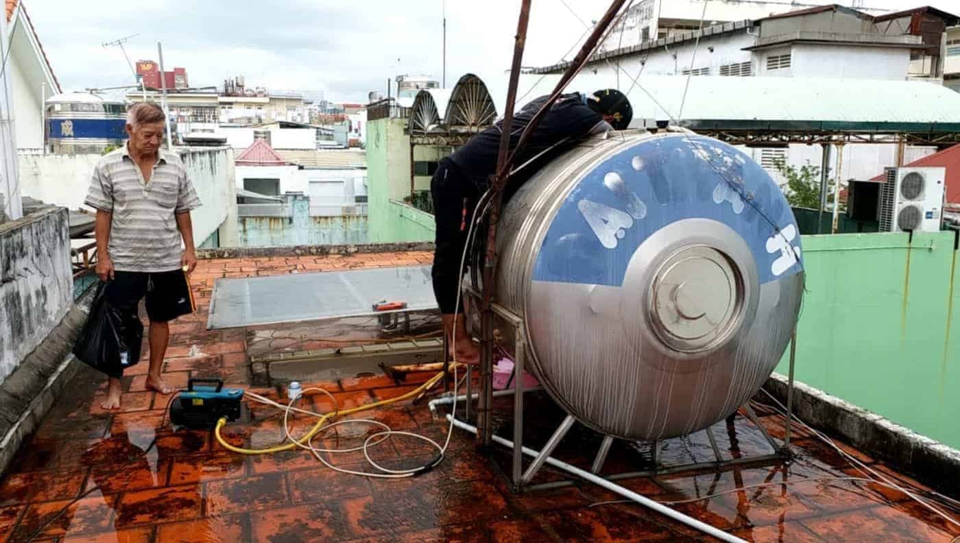 Thợ 1Fix đang kiểm tra và sửa chữa hệ thống bồn nước bị sự cố.