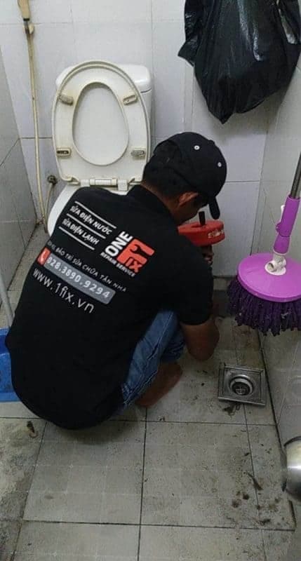 Sử dụng máy thông cống nghẹt chuyên dụng để xử lý đường ống tắc.