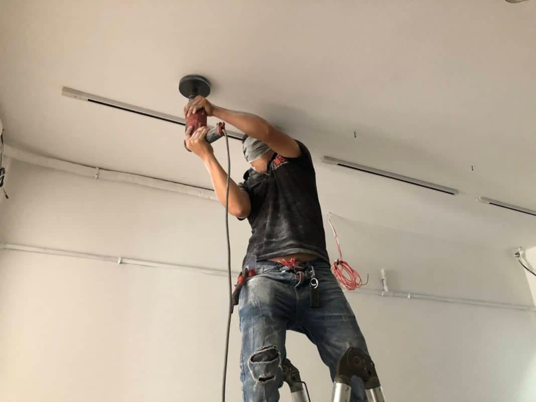 Sử dụng mũi khoan chuyên dụng để khoét lỗ trần thạch cao chính xác theo kích thước đèn âm trần.