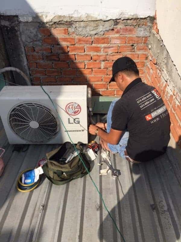 Kỹ thuật viên 1Fix sử dụng đồng hồ chuyên dụng để kiểm tra áp suất gas và rò rỉ tại dàn nóng