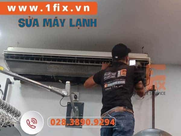 Kỹ thuật viên 1Fix xử lý triệt để lỗi máy lạnh chảy nước tại nhà khách hàng