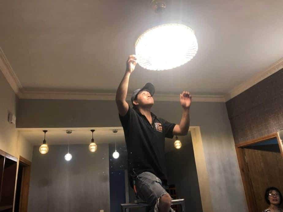 Một bộ đèn chùm lộng lẫy được lắp trên trần thạch cao, thực chất được gia cố vào lớp trần bê tông bên trên.