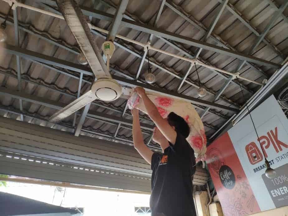 Sử dụng vỏ gối là một mẹo hay để vệ sinh cánh quạt trần mà không làm rơi bụi xuống nhà.