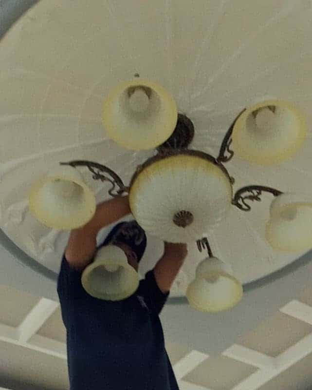 Quá trình đấu nối điện cho đèn trên trần bê tông trước khi lắp lớp thạch cao.