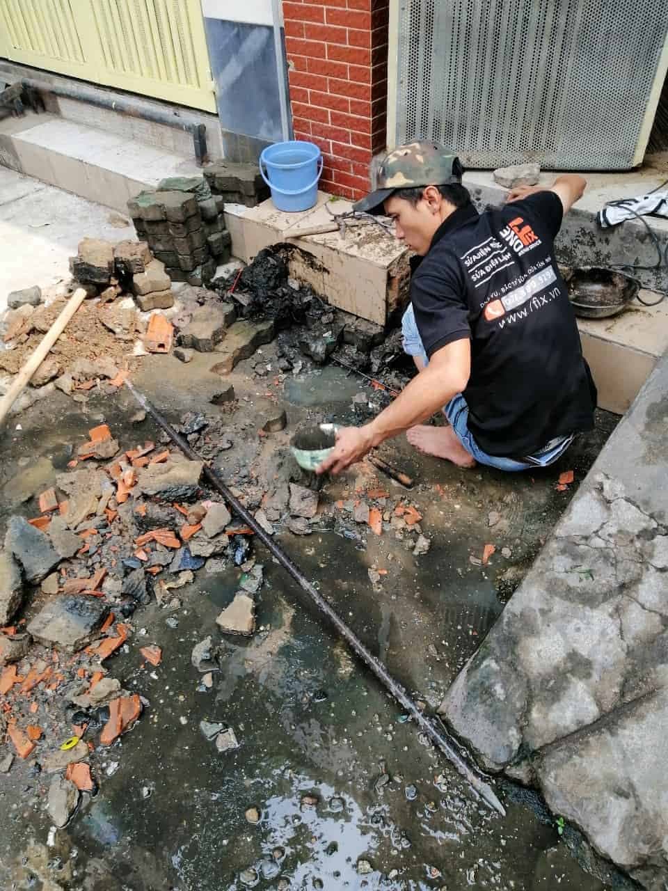 Thợ của 1Fix sử dụng máy chuyên dụng để thông tắc cống nghẹt, đảm bảo hiệu quả và nhanh chóng.