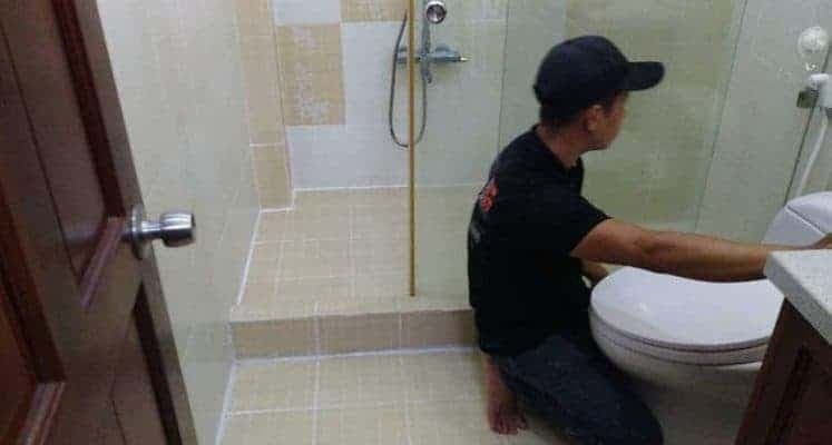 Thợ 1Fix.vn đang tiến hành lắp đặt bồn cầu mới, đảm bảo đúng kỹ thuật và chống rò rỉ.