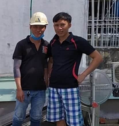 Thợ 1Fix đang tiến hành kiểm tra và sửa chữa máy bơm nước tại nhà khách hàng