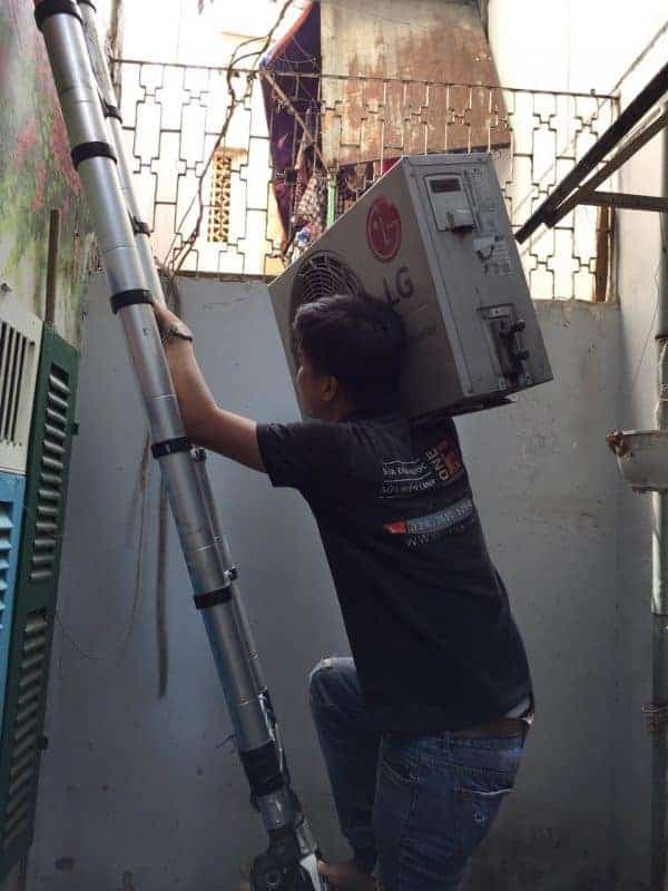 Thợ 1Fix đang tiến hành lắp đặt dàn nóng máy lạnh LG tại TPHCM