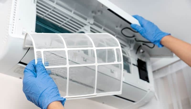 Thợ 1Fix vệ sinh dàn nóng máy lạnh tại nhà một cách cẩn thận và chuyên nghiệp.