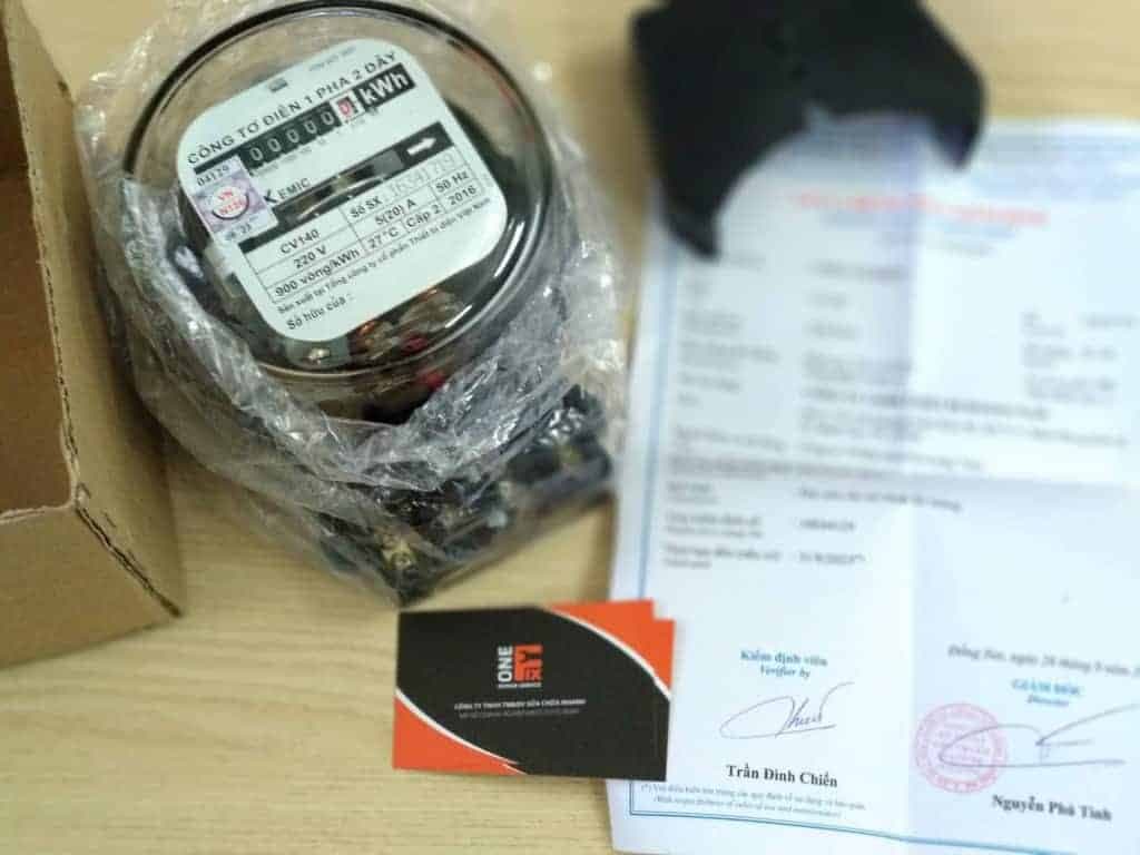 Công tơ điện cơ truyền thống hoạt động dựa trên đĩa kim loại quay và bánh răng cơ học.