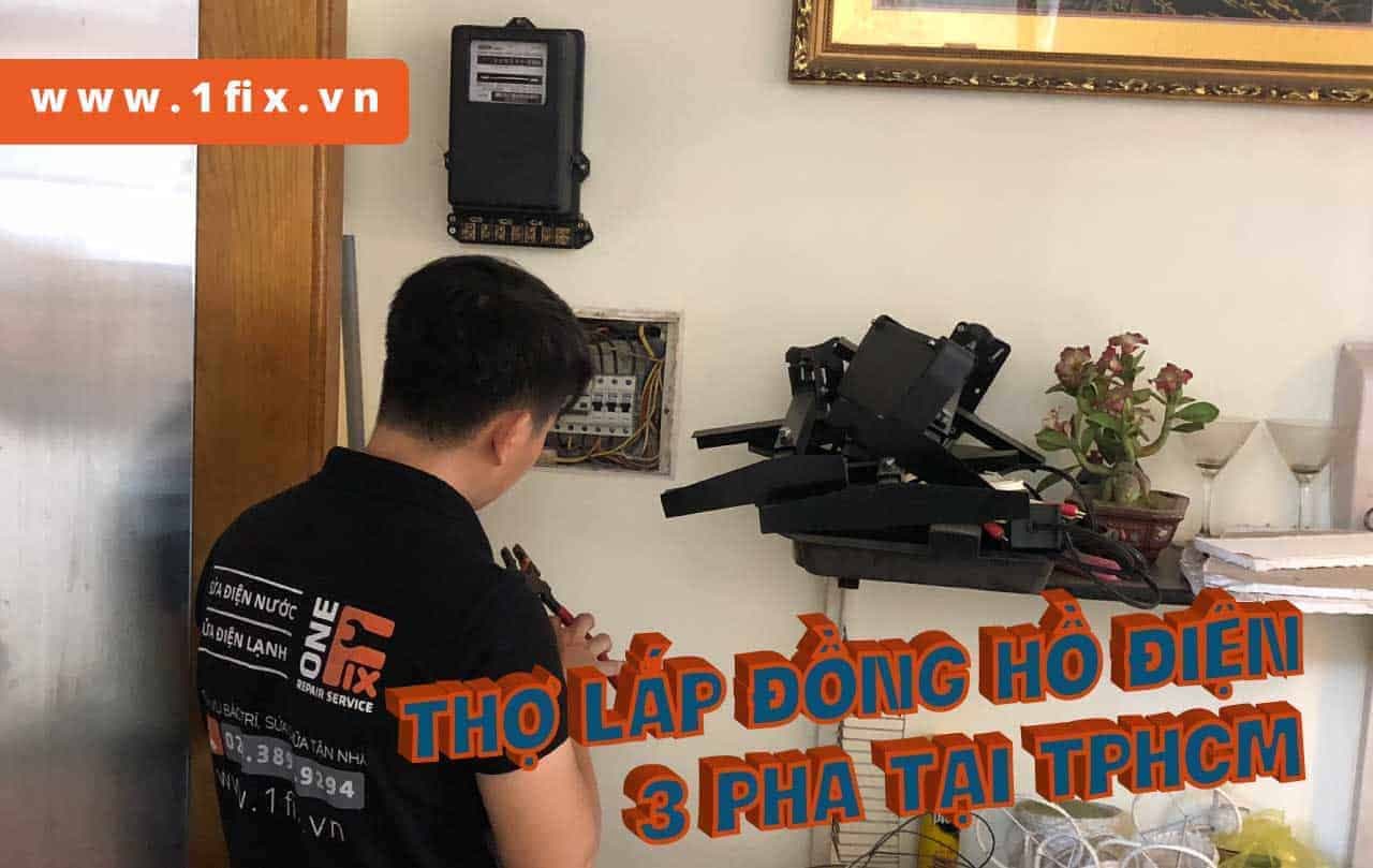 Thợ điện 1Fix.vn đang thực hiện lắp đặt công tơ điện 3 pha EMIC tại một cơ sở kinh doanh ở TPHCM.