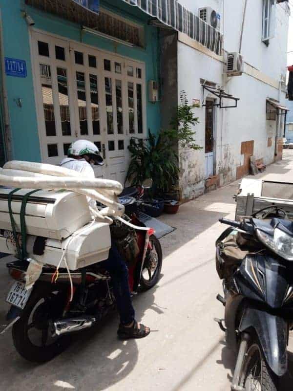 Vận chuyển máy lạnh đã được bọc lót cẩn thận đến địa điểm lắp đặt mới cho khách hàng.