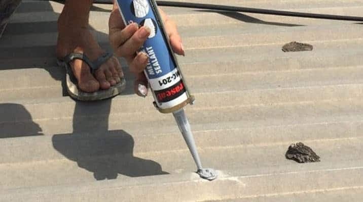 Sử dụng keo silicone là cách chống dột mái tôn phổ biến và hiệu quả.