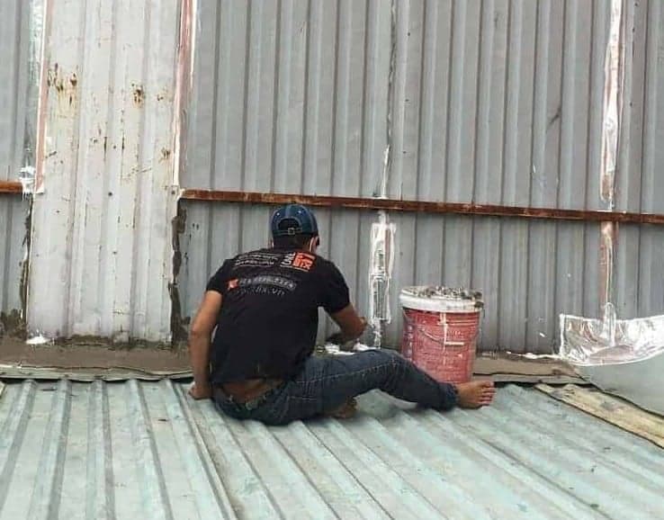 Mái tôn bị thấm dột nghiêm trọng do thi công kém chất lượng và vật liệu không đảm bảo