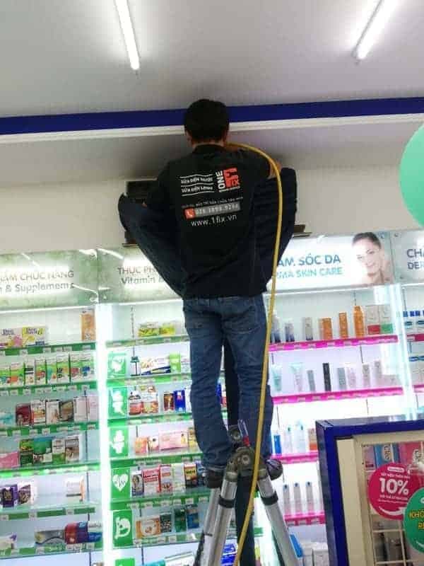 Thợ 1Fix đang thực hiện vệ sinh dàn lạnh của máy lạnh treo tường cho một cửa hàng tại TPHCM.