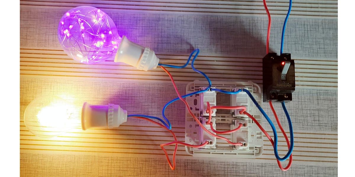 Hình ảnh thực tế bảng điện 2 công tắc 2 ổ cắm sau khi lắp đặt hoàn chỉnh