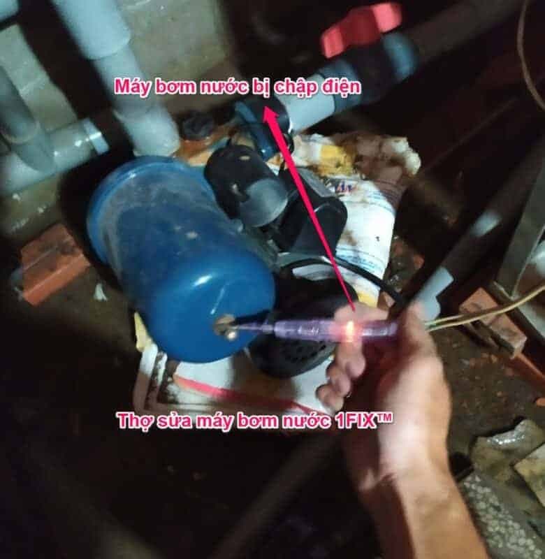 Thợ 1Fix kiểm tra máy bơm nước bị chập cháy tại nhà khách hàng ở Quận 8.