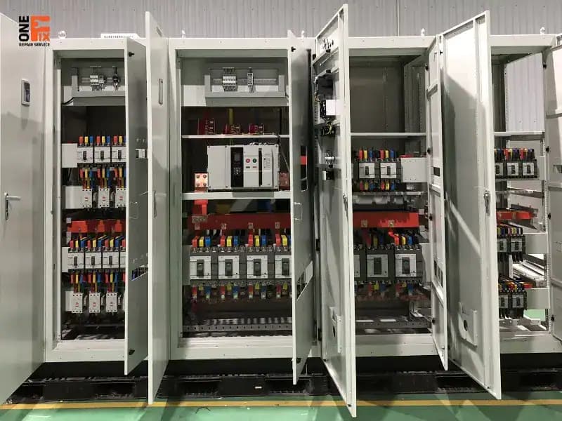 Việc đấu nối các dây dẫn vào CB đòi hỏi sự tỉ mỉ và chính xác để đảm bảo an toàn tuyệt đối.