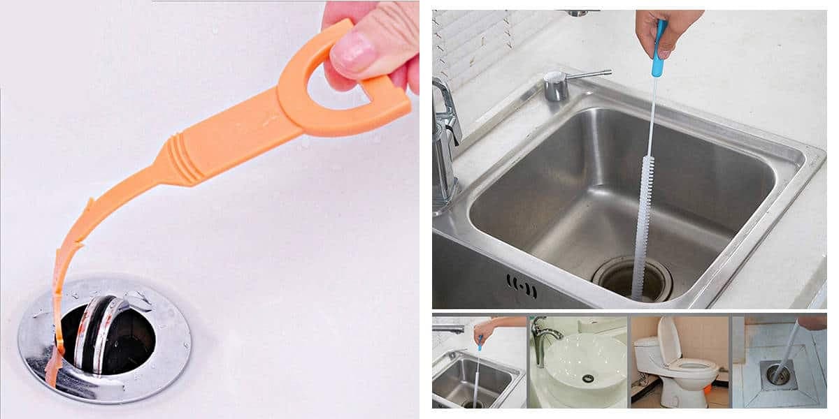 Một thợ đang dùng cây nạo vét ống nước chuyên dụng để thông tắc bồn rửa mặt.