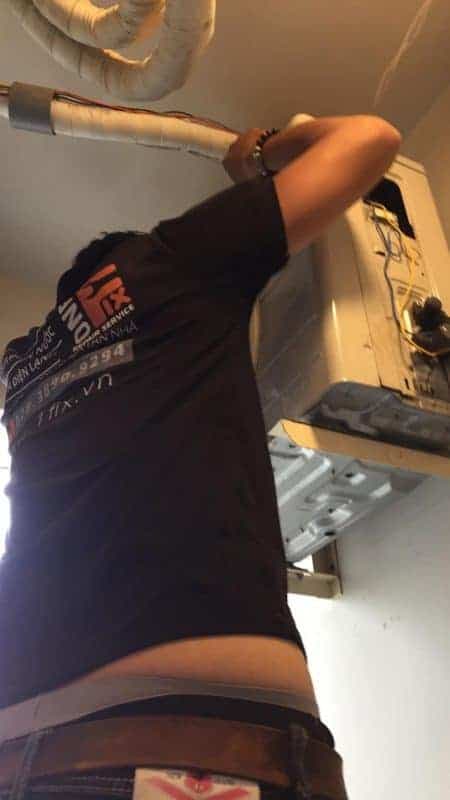 Kỹ thuật viên 1Fix đang vệ sinh dàn lạnh điều hòa tại nhà khách hàng ở Quận 5.