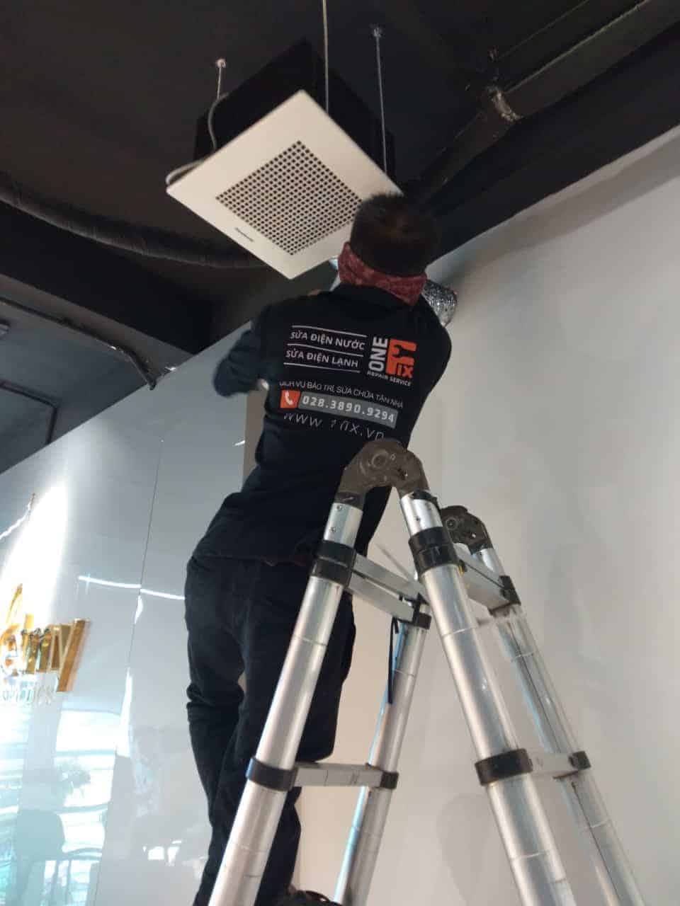 Thợ 1Fix kiểm tra và sửa chữa máy lạnh chuyên nghiệp tại Quận 11