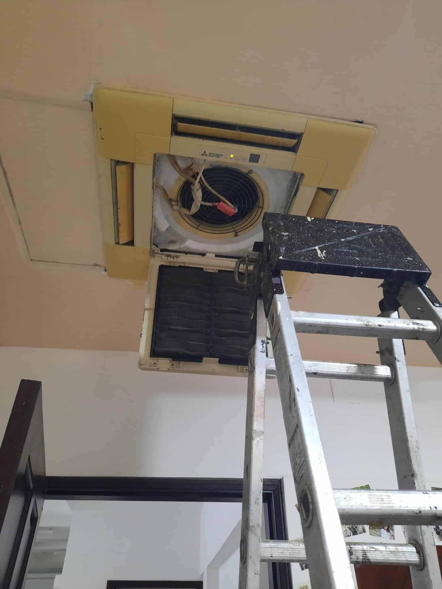 Anh Vũ Đăng từ 1Fix.vn đang kiểm tra chi tiết dàn lạnh tại nhà một khách hàng ở Quận 12.