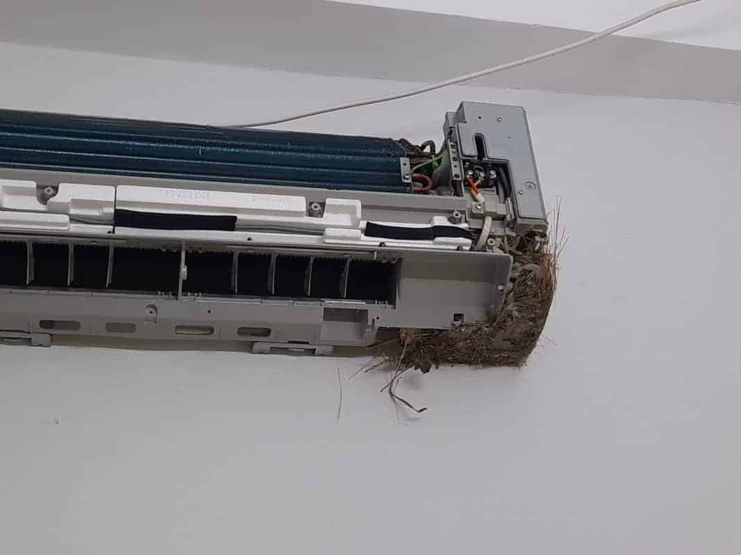 Thợ 1Fix đang vệ sinh dàn lạnh máy lạnh tại nhà khách hàng ở Quận 8