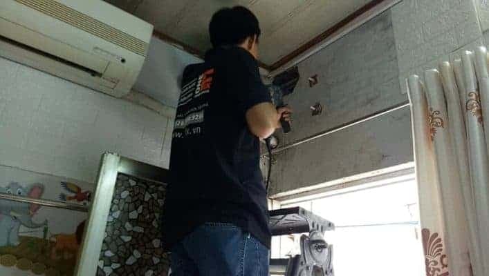 Hình ảnh thợ 1Fix lắp đặt quạt hút gắn tường cho phòng ngủ tại một công trình ở Thủ Đức