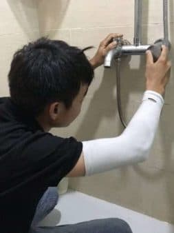 Lắp đặt vòi nước nóng lạnh mới trong phòng tắm bởi thợ 1Fix