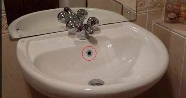 Cận cảnh lỗ chống tràn trên thành bồn rửa mặt lavabo.