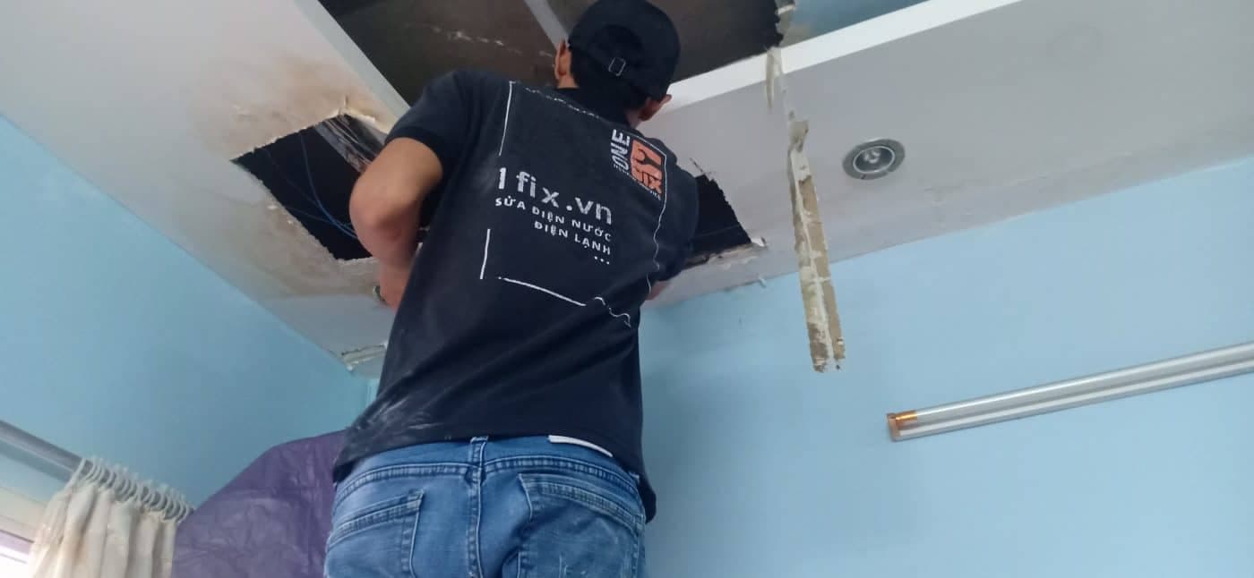 Thợ điện 1Fix chuyên xử lý các hệ thống đèn phức tạp như đèn âm trần, đảm bảo thẩm mỹ và kỹ thuật.