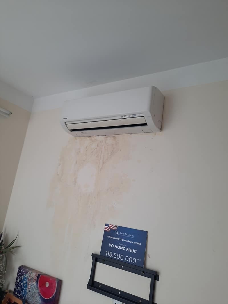 Kỹ thuật viên 1Fix đang tiến hành sửa chữa chuyên sâu dàn nóng máy lạnh.